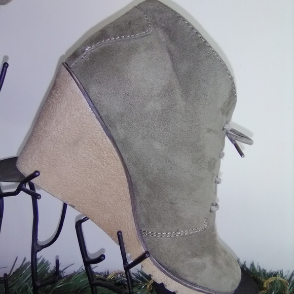 Olive green suede booties - Picture 5 of 6